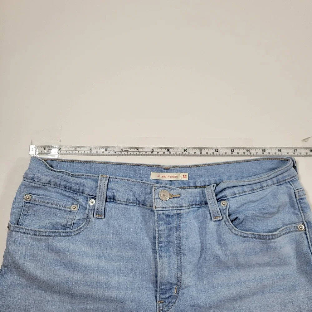 Levi's Women's Mid Length Shorts Cuffed Hem Size 32 Light‎ Wash Blue